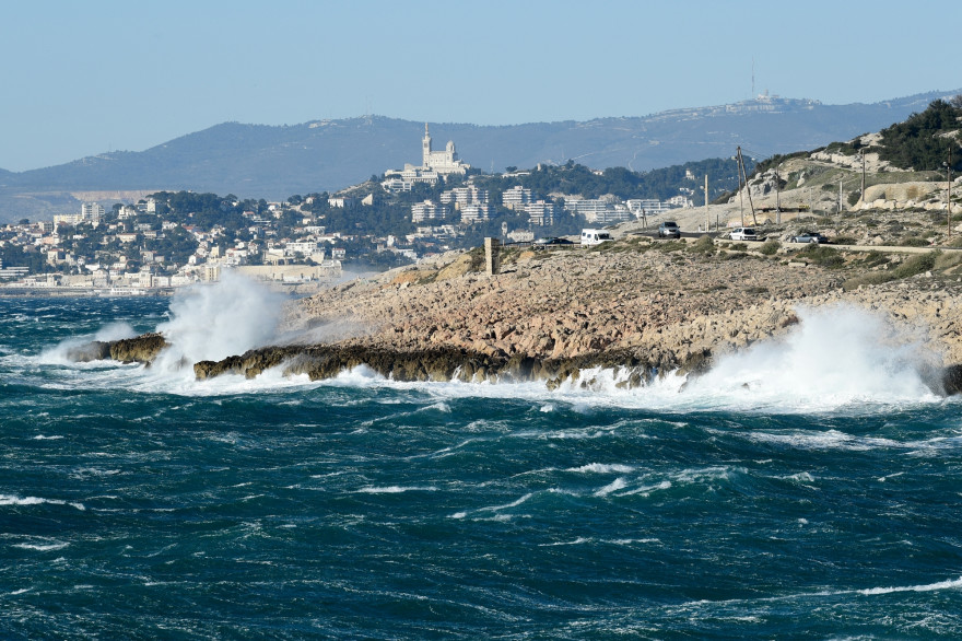 Des vagues s’écrasent sur le rivage sous un vent mistral à Marseille, dans le sud de la France, le 16 mars 2021.