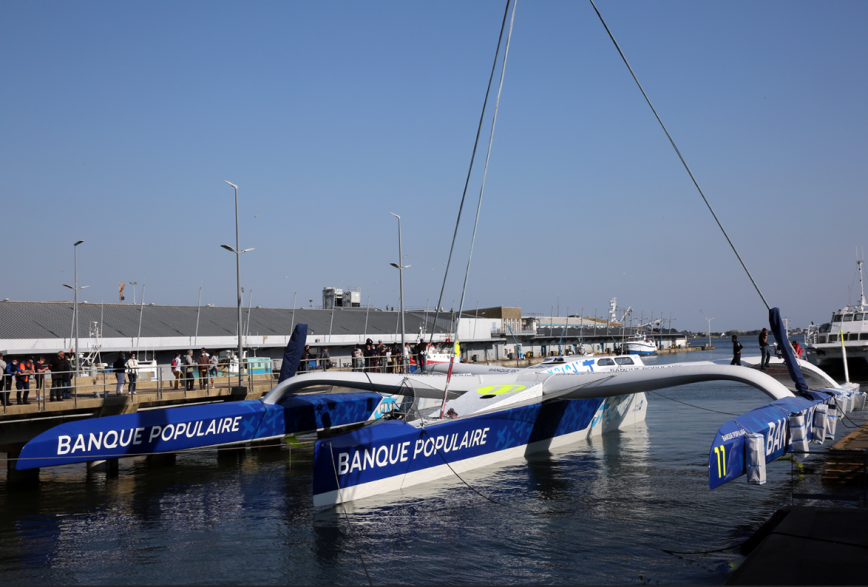 le trimaran Ultim Banque Populaire XI dans le port de Lorient