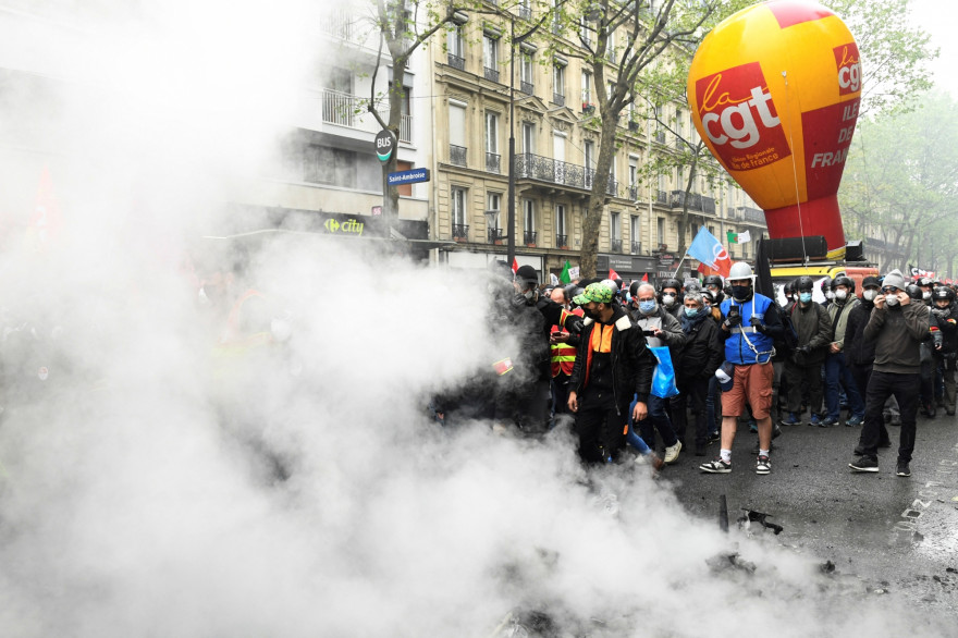Les membres de la CGT ont repris leur marche après une interruption en raison d'affrontements entre manifestants et policiers lors du rassemblement annuel du 1er mai à Paris.