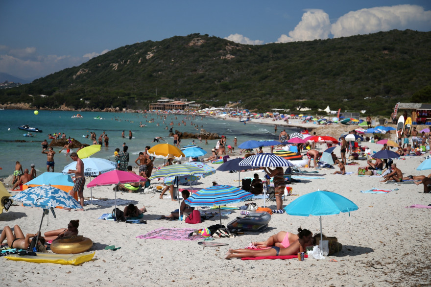 Les touristes et les baigneurs profitent de la mer, du sable et du soleil à Coti-Chiavari, en Corse, le 14 août 2020. (Illustration)