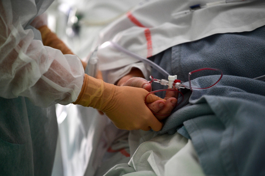 Le 22 avril 2021, un personnel médical s’occupe d’un patient Covid-19 en réanimation à l’hôpital Pasteur de Colmar, dans l’est de la France.