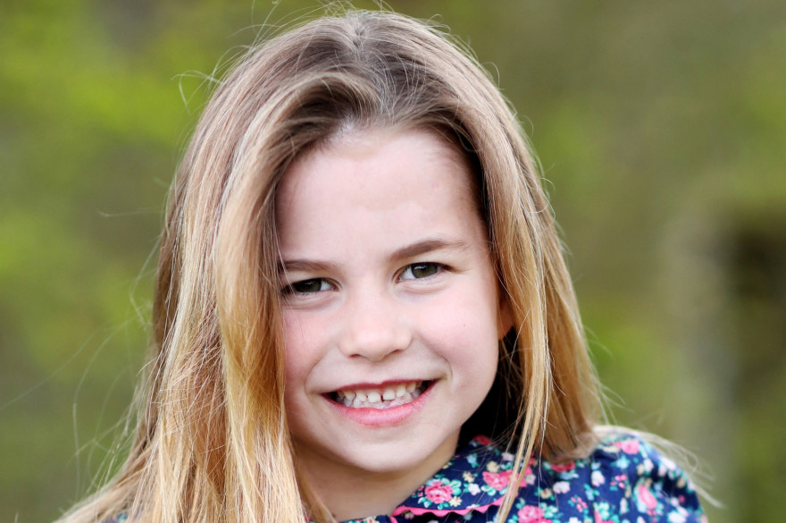 Le palais de Kensington dévoile une photo de la princesse Charlotte, souriante, prise par la duchesse de Cambridge à Norfolk dans l'est de l'Angleterre.