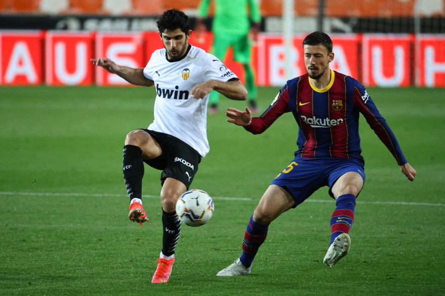 Clément Lenglet avec le Barça face au Valencian Gonçalo Guedes le 2 mai 2021