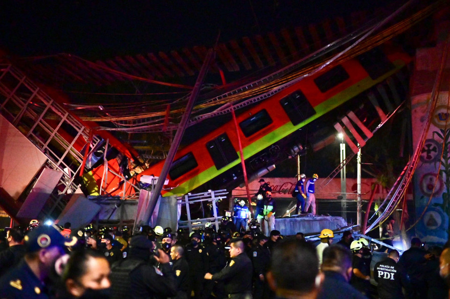 Des secours s'activent alors qu'un pont s'est effondré lorsqu'un métro passait à Mexico le 3 mai 2021