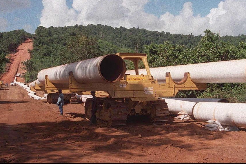 Mise en place du gazoduc reliant le champ gazier de Yadana à la frontière thaï, ici en novembre 1996