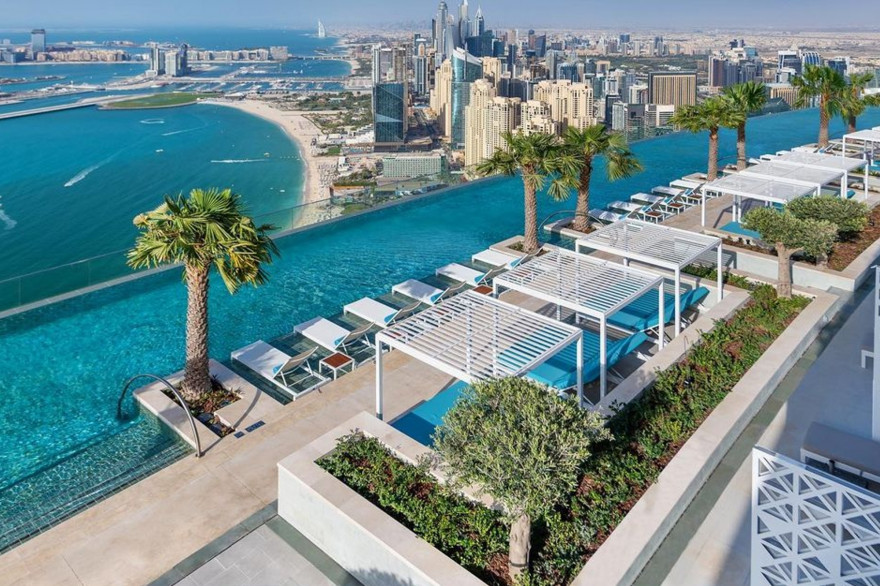 La piscine au sommet de l’hôtel Address Beach Resort de Dubaï.