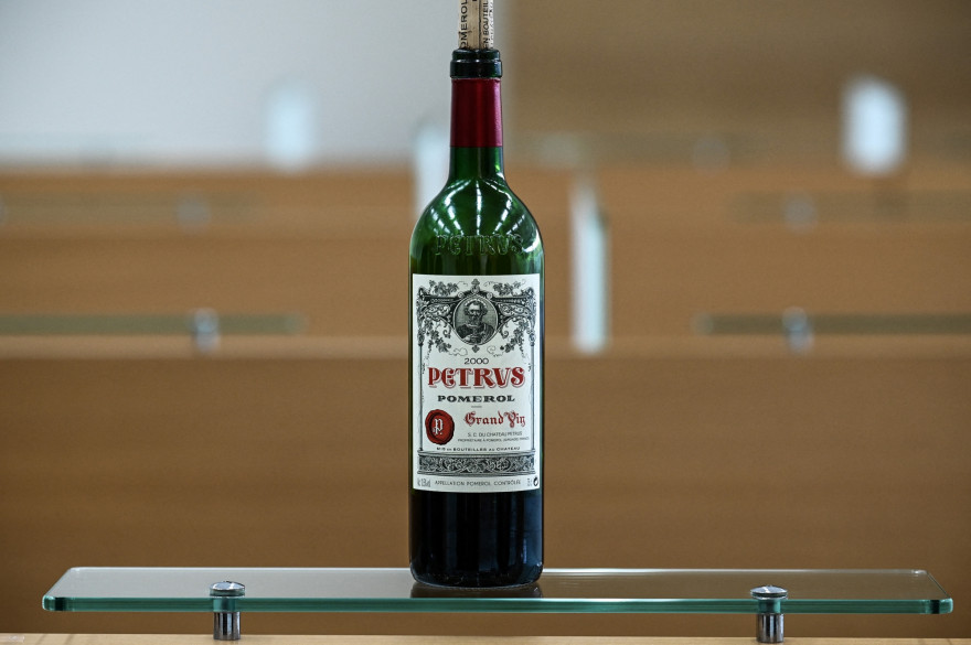 Une bouteille de Petrus millésime 2000 est partie dans l'espace. Celle-ci est désormais estimée à un million de dollars par la société de vente aux enchères Christie's.
