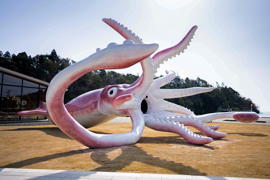 La statue représentant un calamar géant, à Noto, au Japon, le 2 avril 2021