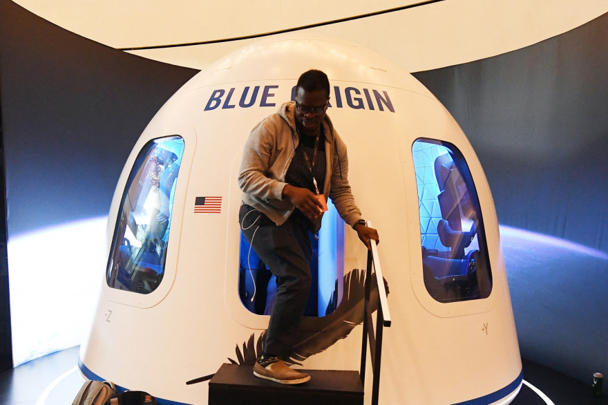 Sur cette photo prise le 05 juin 2019, les participants quittent le simulateur spatial Blue Origin lors de la conférence à Las Vegas, Nevada. La société spatiale Blue Origin enverra des humains dans l’espace pour la première fois en juillet.