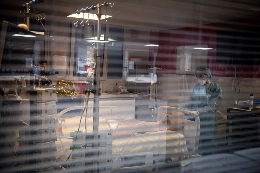 Un soignant s'occupe d'une patiente malade du coronavirus à l'hôpital AP-HP Louis Mourier de Colombes, le 4 mai 2021.