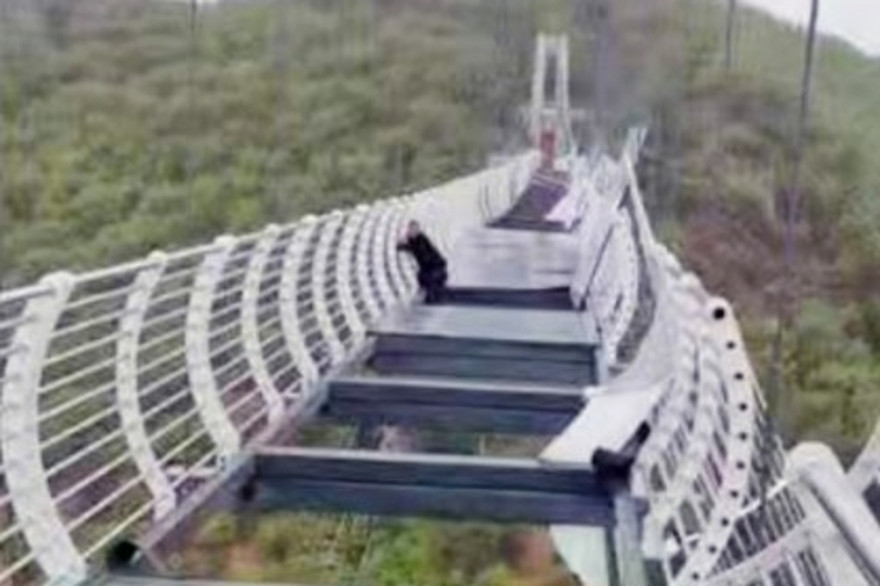 En Chine, un touriste est resté piégé pendant 30 minutes sur un pont de verre brisé, à 100 mètres de haut