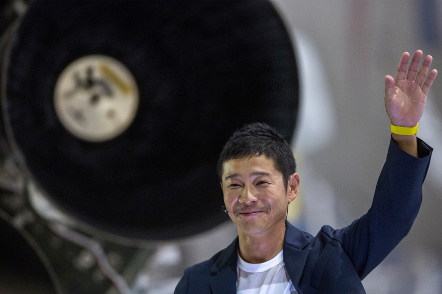 Le milliardaire japonais Yusaku Maezawa près d'une fusée Falcon 9, le 18 septembre 2018.