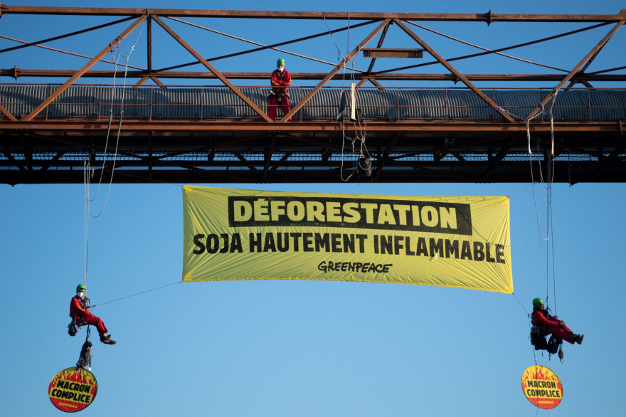Des militants de Greenpeace bloquant un entrepôt dans le port de Saint-Nazaire le 31 mai 2021