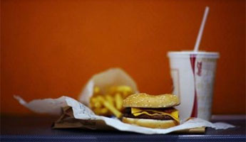 Frites, hamburger, soda: menu typique d'un "fast food"