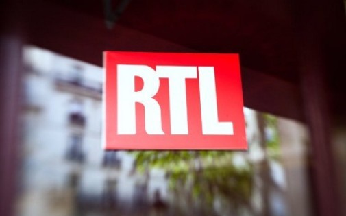Le logo RTL, devant la station de radio, le 29 avril 2012
