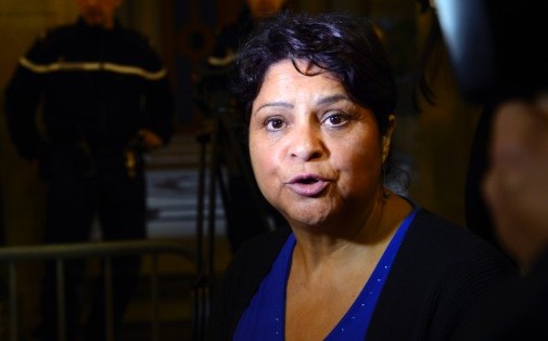 La directrice de la crèche privée Baby-Loup de Chanteloup-les-Vignes Natalia Baleato quitte le palais de justice le 17 octobre 2013 à Paris.