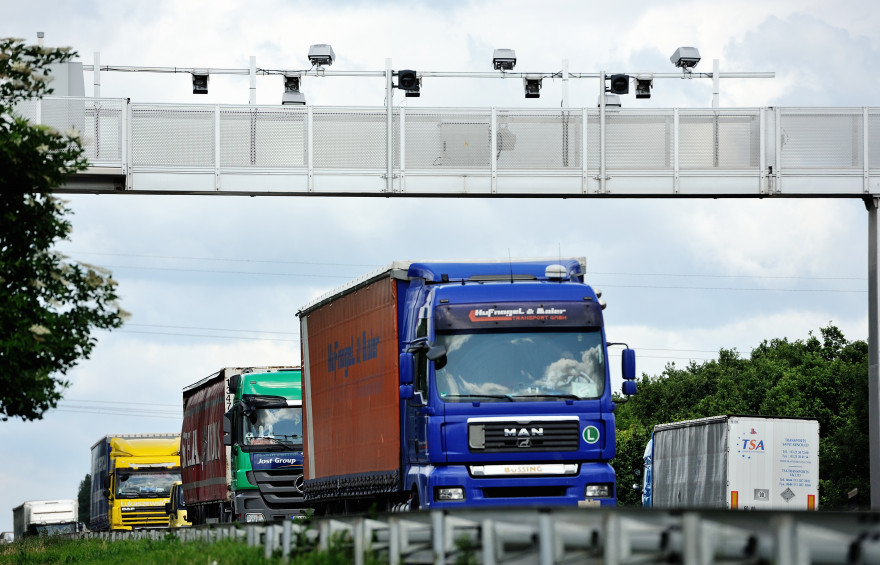 Un camion passe sous un portique collecteur de l'écotaxe poids lourds.