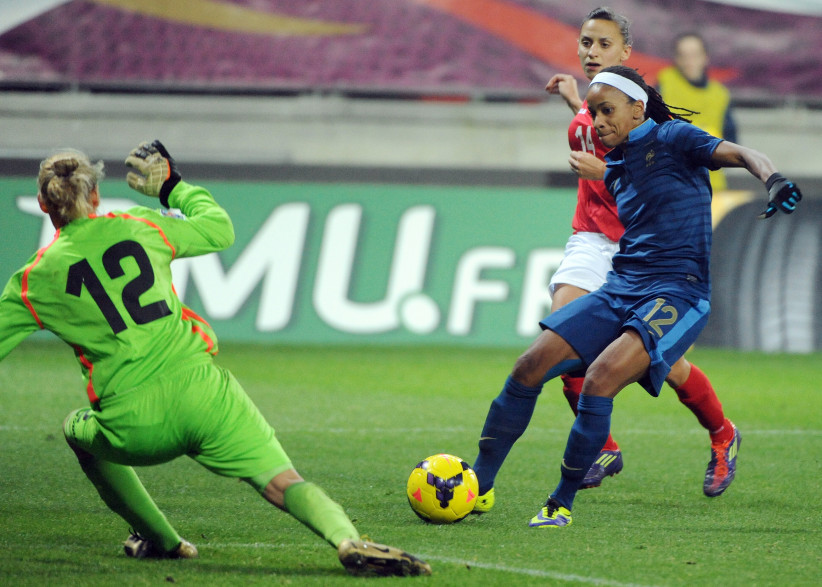 Elodie Thomis avec l'équipe de France féminine de football