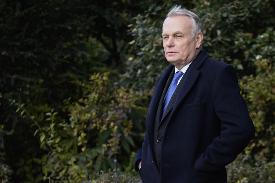 Jean-Marc Ayrault dans les jardins de l'Hôtel Matignon, le 13 décembre 2013