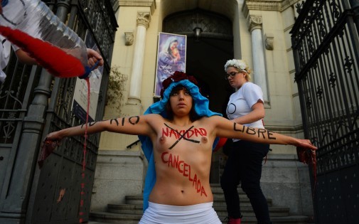 Des militantes Femen manifestent contre le projet de loi anti-avortement en Espagne, le 23 décembre 2013, à Madrid
